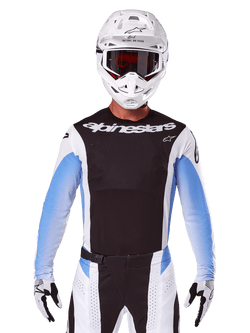 Alpinestars 2025 Techstar Melt Jersey, motorcross racekleding, zwart, wit en blauw, jersey met lange mouwen met bijpassende broek en handschoenen, rijder draagt volledige MX-outfit met witte helm en crossbril