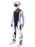 Alpinestars 2025 Techstar Melt-kledingset, complete motorcross outfit, zwarte jersey met witte en blauwe mouwen, witte broek met zwarte en blauwe accenten, witte helm, zwart-witte handschoenen, witte laarzen met zwarte details, volledige MX-beschermingsset