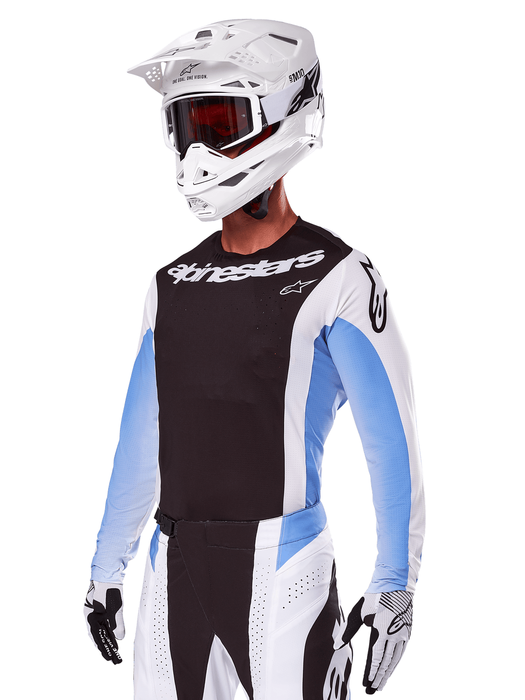 Alpinestars 2025 Techstar Melt Gear Set, motorcrosser in wit met zwarte en lichtblauwe accenten, jersey met zwarte borst en witte mouwen, bijpassende wit-zwarte broek, witte SM10-helm met bril, zwart-witte handschoenen, complete professionele off-road race-outfit.