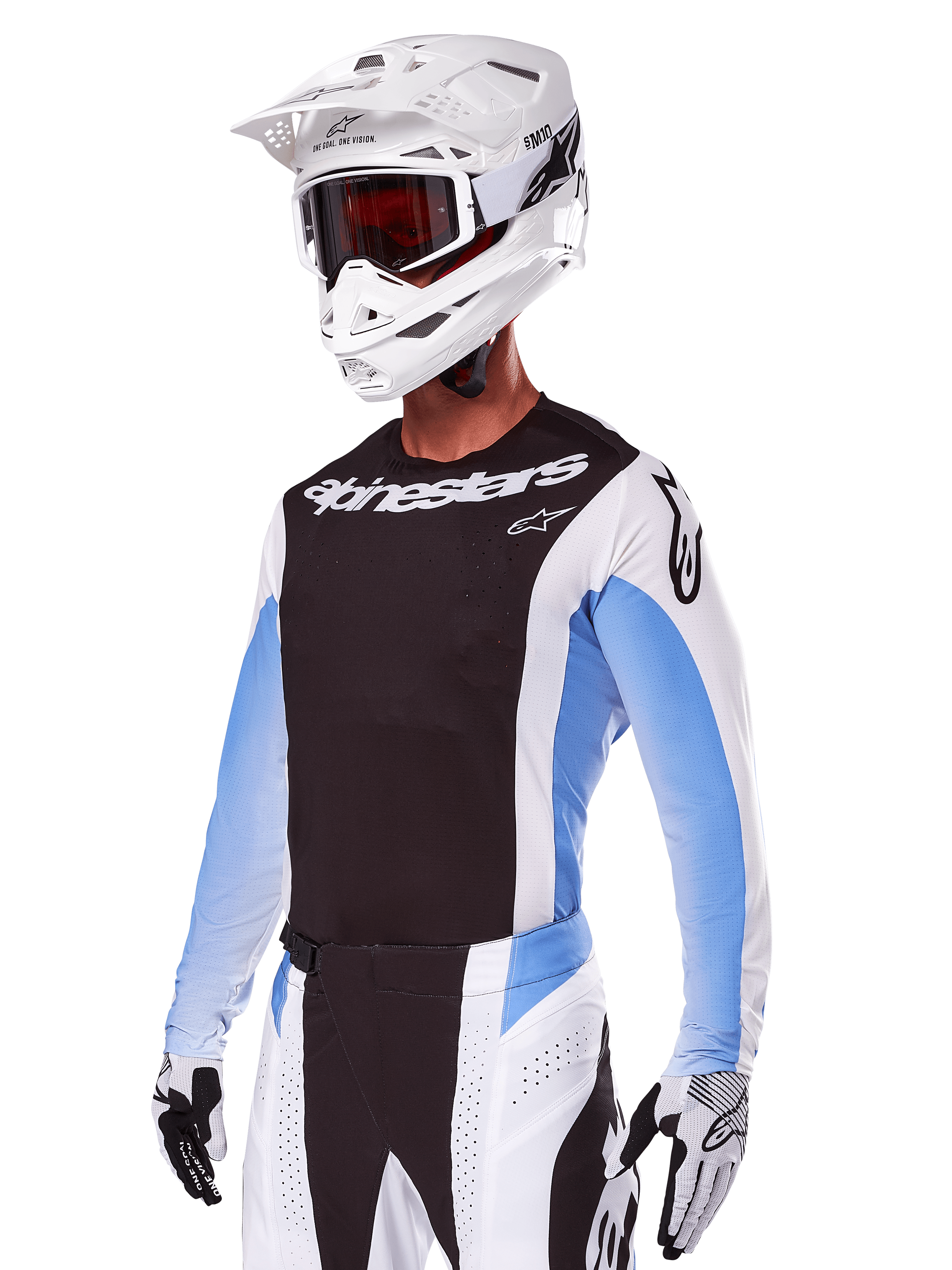 Alpinestars 2025 Techstar Melt Gear Set, motorcrosser in wit met zwarte en lichtblauwe accenten, jersey met zwarte borst en witte mouwen, bijpassende wit-zwarte broek, witte SM10-helm met bril, zwart-witte handschoenen, complete professionele off-road race-outfit.