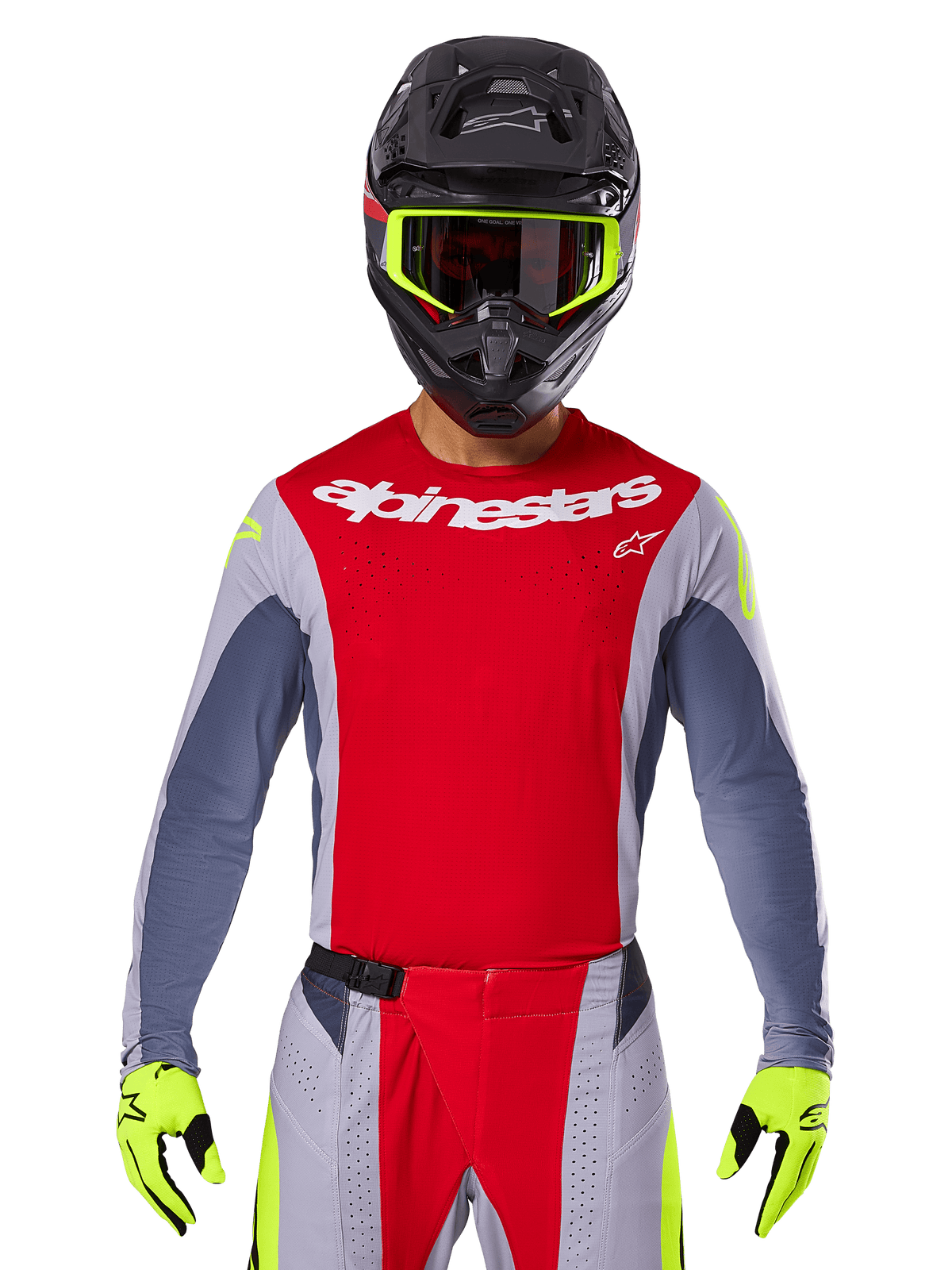 Alpinestars motorcrosser draagt 2025 Techstar Melt Jersey en bijpassende broek, felrood en grijs met witte branding, zwarte helm met neongele crossbril, bijpassende neongele handschoenen, geventileerde prestatiegerichte uitrusting voor off-road racen