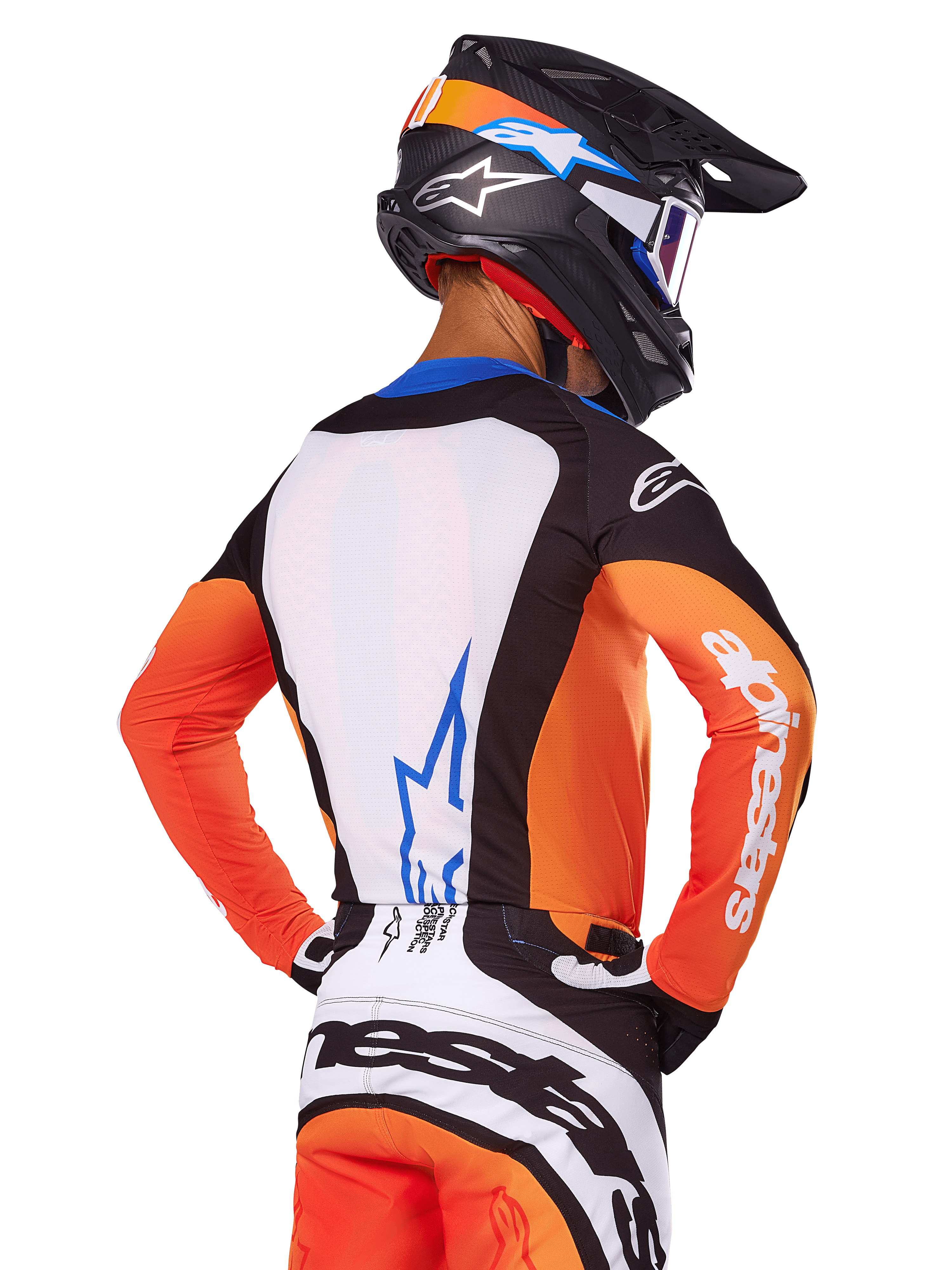 Alpinestars 2025 Techstar Melt Jersey, motorcross shirt, oranje en blauw, achteraanzicht met wit achterpaneel en blauw logo, oranje mouwen met witte branding, bijpassende motorcrosshelm en -broek, professionele race-uitrusting