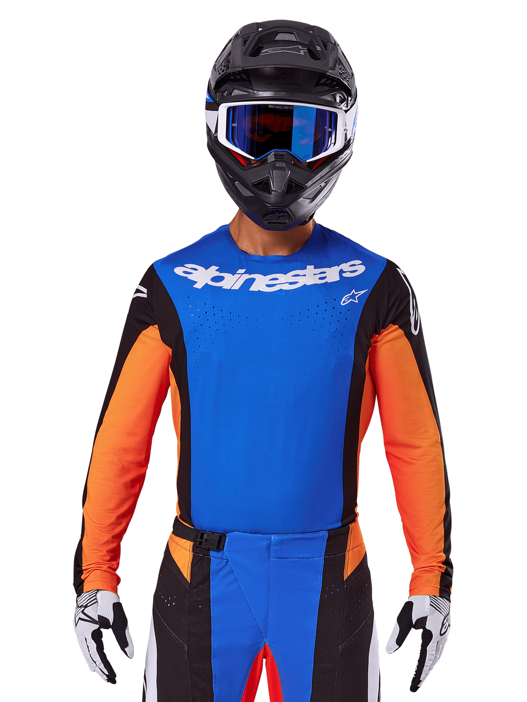 Alpinestars 2025 Techstar Melt Jersey, motocross jersey, blauw en oranje met zwarte zijpanelen, gedragen met zwarte helm en blauwe crossbril, voorzien van ademende lasergesneden perforaties op de borst, atletische racepasvorm voor off-road prestaties