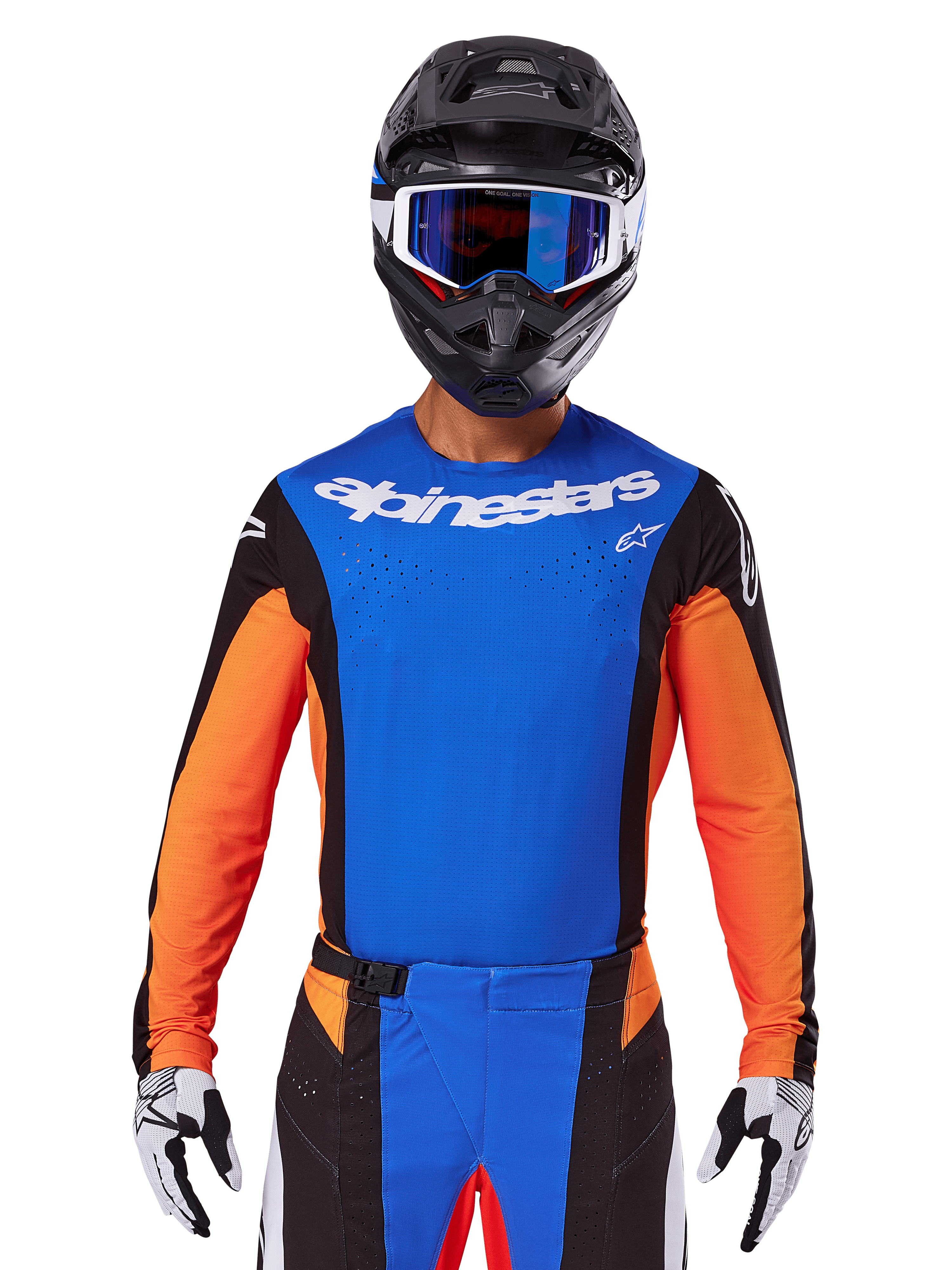 Alpinestars 2025 Techstar Melt Jersey, motocross jersey, blauw en oranje met zwarte zijpanelen, gedragen met zwarte helm en blauwe crossbril, voorzien van ademende lasergesneden perforaties op de borst, atletische racepasvorm voor off-road prestaties