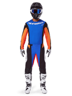 Alpinestars 2025 Techstar Melt Gear Set, motorcrosser met oranje en blauwe jersey met zwarte accenten, bijpassende broek, zwarte helm met blauwe crossbril, witte en zwarte laarzen, gecoördineerde outfit voor professionele off-road racing.
