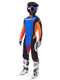 2025 Techstar Melt-uitrustingsset, complete motorcross-outfit, blauwe jersey met oranje mouwen, zwarte broek met blauwe en rode accenten, zwarte helm met witte en blauwe details, witte handschoenen en laarzen met zwarte patronen, beschermende race-uitrusting