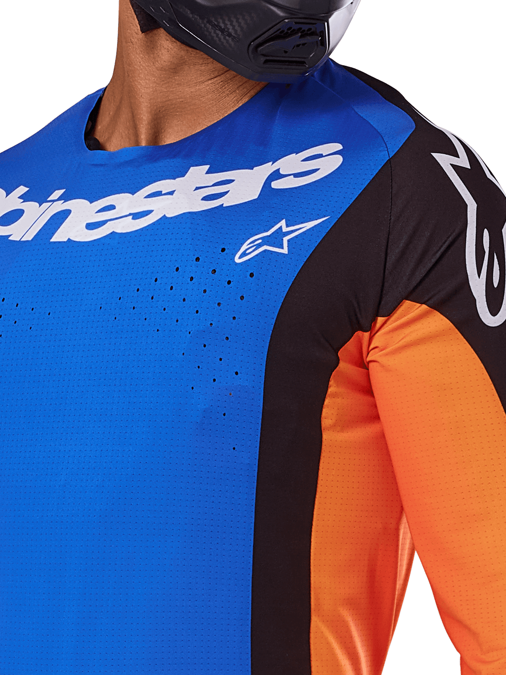 Alpinestars 2025 Techstar Melt Jersey, motorcross shirt, blauw en oranje met zwarte panelen, voorzien van witte Alpinestars-branding en zichtbare lasergesneden perforaties op de borst, gedragen door een rijder met een zwarte helm