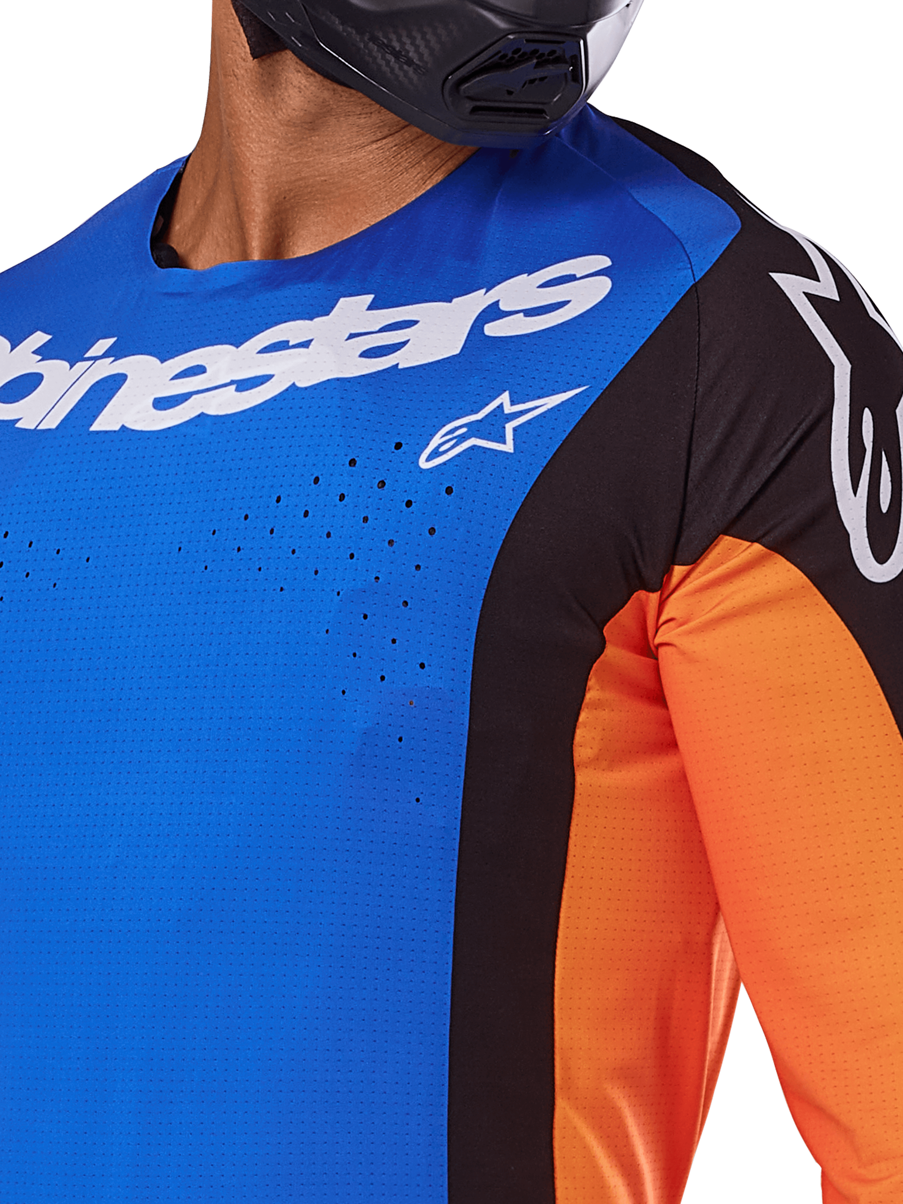 Alpinestars 2025 Techstar Melt Jersey, motorcross shirt, blauw en oranje met zwarte panelen, voorzien van witte Alpinestars-branding en zichtbare lasergesneden perforaties op de borst, gedragen door een rijder met een zwarte helm