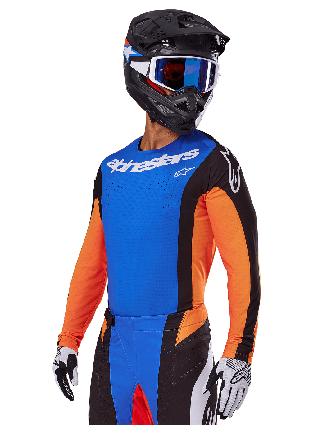 Alpinestars 2025 Techstar Melt Gear Set, motorcrosser met een blauwe jersey met oranje mouwen en zwarte zijpanelen, bijpassende blauwe en zwarte broek, zwarte helm met blauwe bril, witte en zwarte handschoenen, sportieve race-fit motorcrosskleding