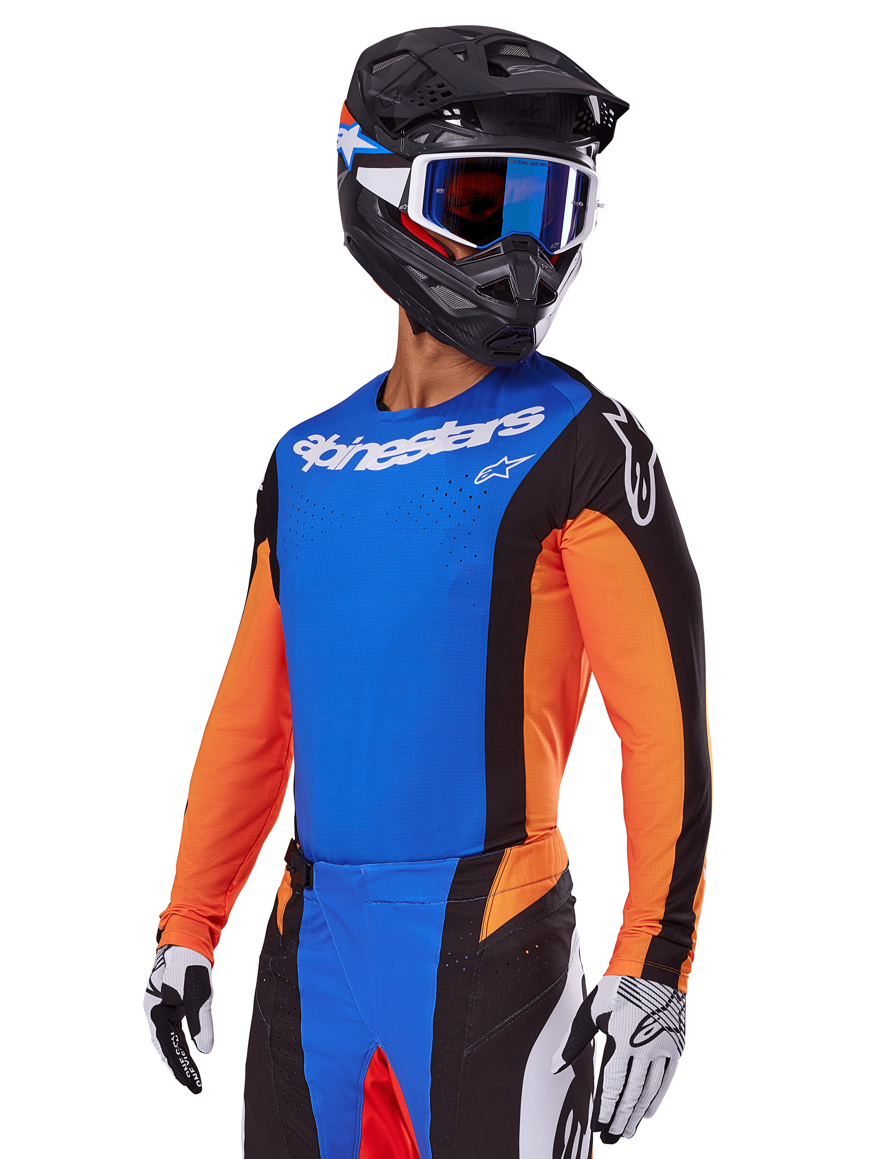 Alpinestars 2025 Techstar Melt Gear Set, motorcrosser met een blauwe jersey met oranje mouwen en zwarte zijpanelen, bijpassende blauwe en zwarte broek, zwarte helm met blauwe bril, witte en zwarte handschoenen, sportieve race-fit motorcrosskleding