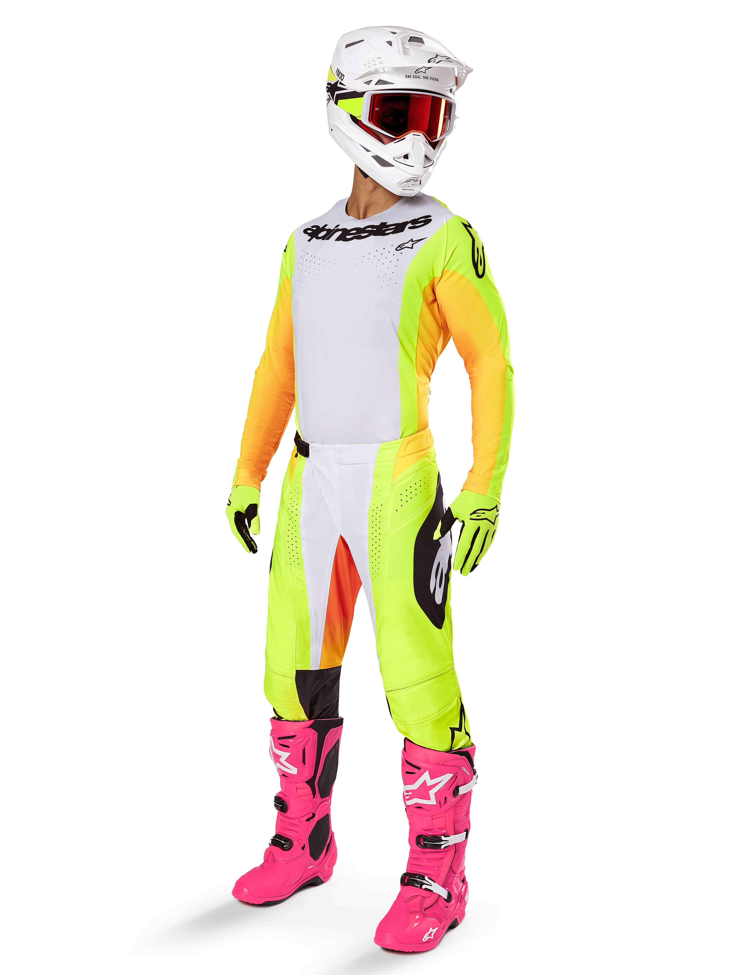 Motorcrosser in complete race-uitrusting met de Alpinestars 2025 Techstar Melt Jersey, wit voorpand met gele zijpanelen en oranje mouwen, bijpassende geel-witte broek, witte helm met rode crossbril en opvallende roze laarzen, professionele off-road race-uitrusting.