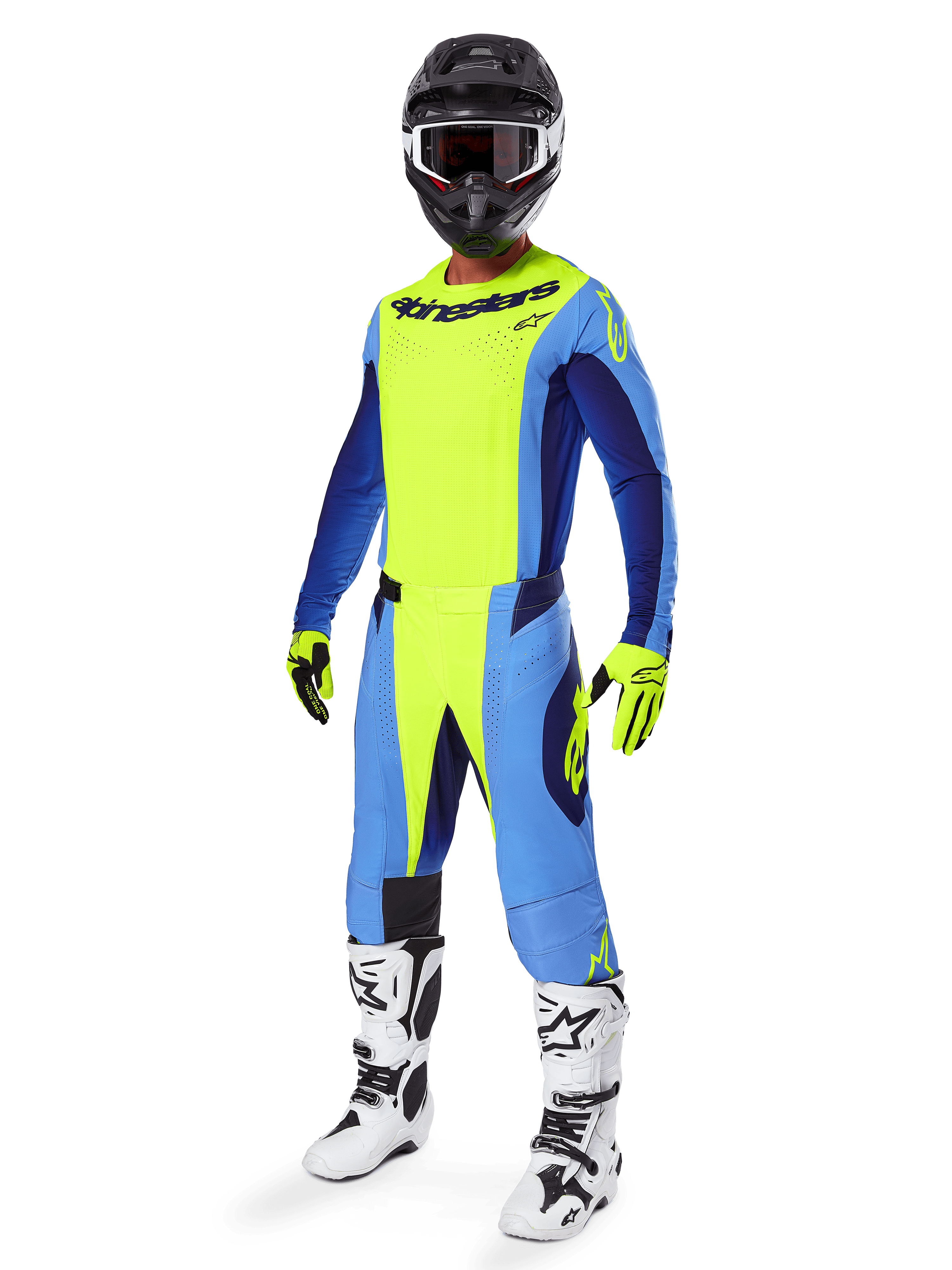 Motocrossrijder draagt Alpinestars 2025 Techstar Melt Jersey, fluorgeel en blauw, gecombineerd met bijpassende broek, zwarte helm met crossbril, gele handschoenen en wit-zwarte laarzen, complete gecoördineerde uitrusting voor off-road racen