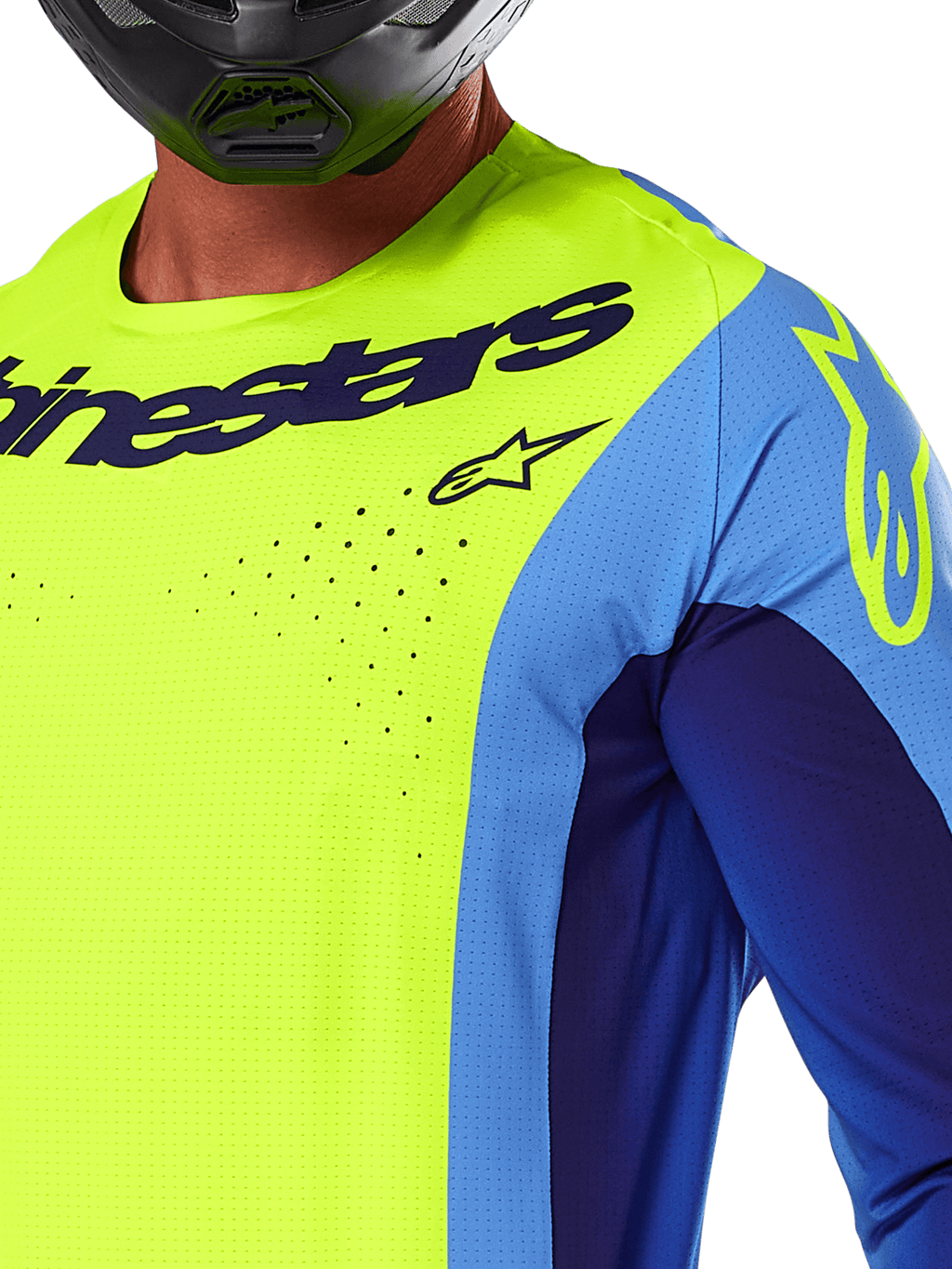 Alpinestars 2025 Techstar Melt Jersey, motocross jersey, fluogeel en blauw, close-up van lasergesneden ventilatieopeningen en donkerblauwe branding, gedragen door een rijder met een zwarte helm, technische uitrusting voor off-road racen