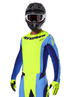 Alpinestars 2025 Techstar Melt Gear Set, motorcrosser in een felgeel en blauw shirt met bijpassende broek, zwarte helm met een wit-zwarte crossbril, gele handschoenen, gecoördineerde off-road race-outfit met opvallende Alpinestars-branding en geperforeerde details