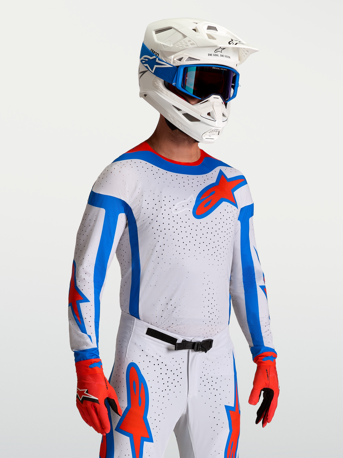 Alpinestars Supertech Vesta Jersey, wit en rood pro-level motorcrossjersey met blauwe accenten en atletische pasvorm.