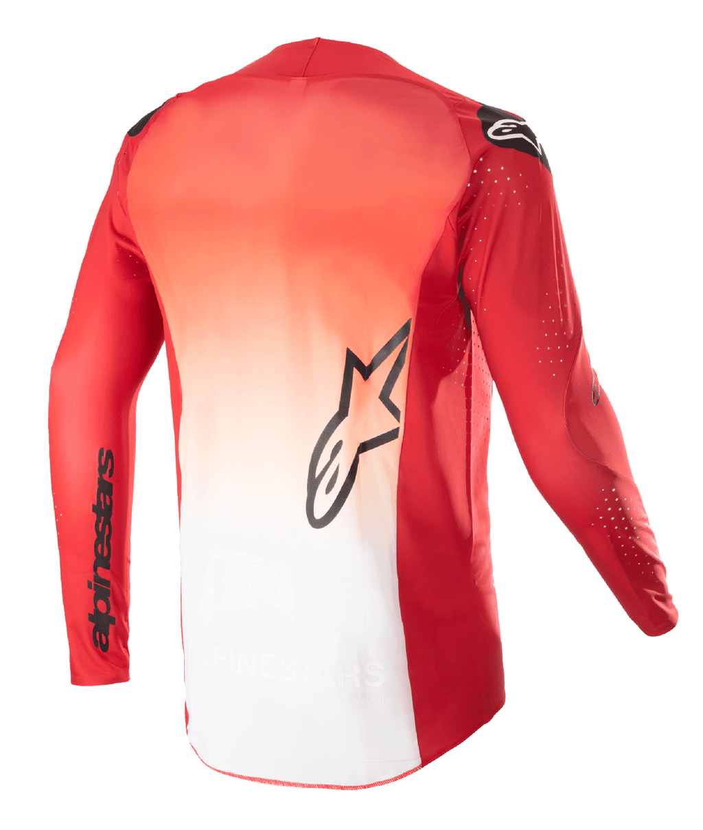 Alpinestars 2023 Supertech Risen Jersey, achteraanzicht, Mars Red en wit kleurverloop, zwart Alpinestars sterlogo op de rug en merknaam op de mouw, motorcross jersey met lange mouwen en lasergesneden perforaties voor ventilatie