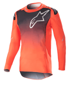 Alpinestars 2023 Supertech Risen Jersey, motocross shirt, Hot Orange en zwart kleurverloop, met een groot wit logo op de borst, lasergesneden perforaties voor luchtstroom, lichtgewicht stretch mesh stof, prestatiegerichte race-pasvorm