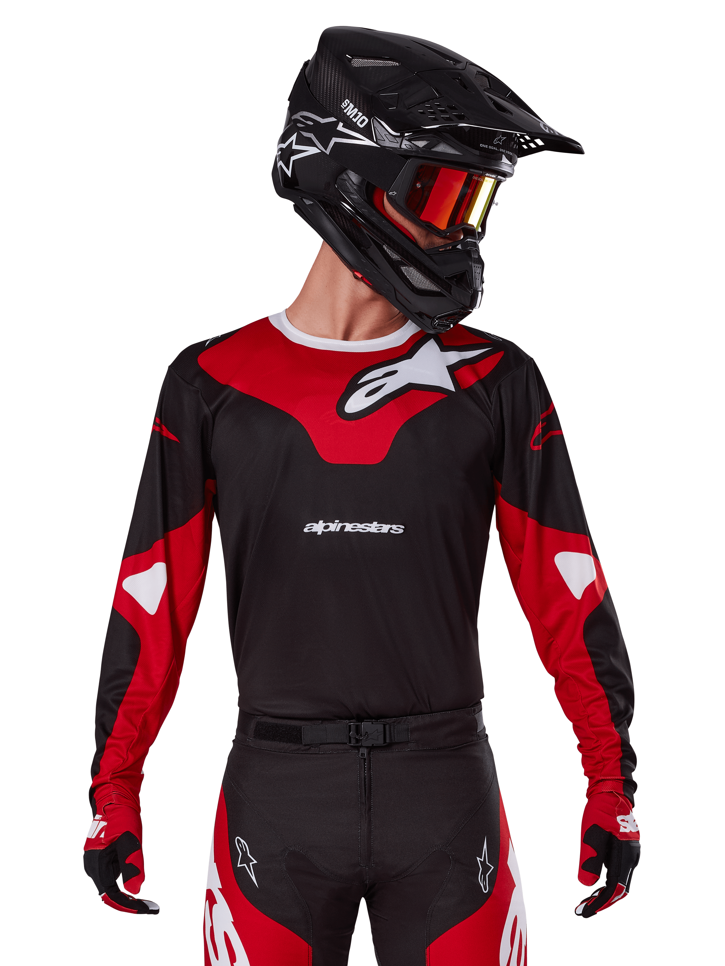 Alpinestars 2025 Racer Veil Jersey, motorcross jersey, zwart en felrood, gedragen met bijpassende broek, zwarte helm en rode crossbril, voorzien van opvallende witte logo's en een strak race-ontwerp, hoogwaardige uitrusting voor off-road motorcross