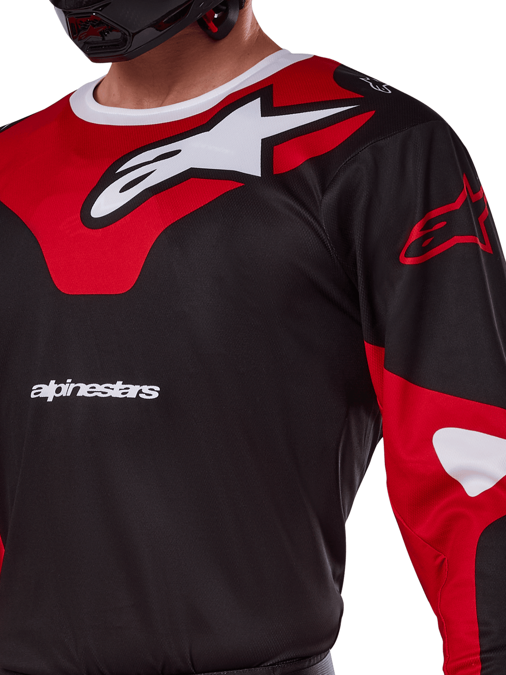 Alpinestars 2025 Racer Veil Jersey, motorcross shirt, zwart en felrood, close-up weergave met een groot wit sterlogo op een rood borstpaneel en het 'alpinestars' woordmerk, sportief ontwerp met ademend technisch materiaal voor off-road racing