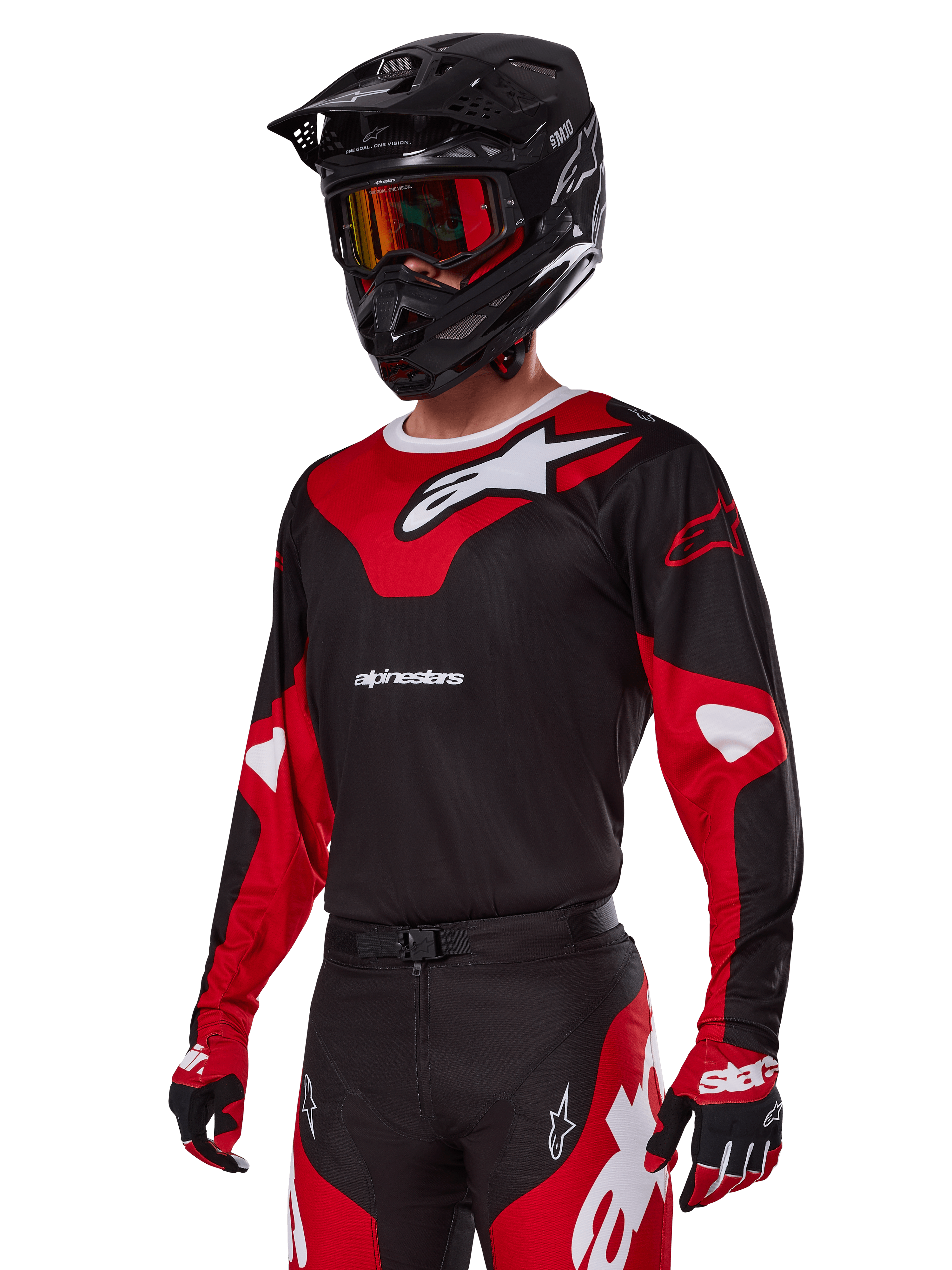 Motorcrosser met Alpinestars 2025 Racer Veil Gear Set, rood en zwart jersey met wit Alpinestars-logo, bijpassende broek en handschoenen, zwarte helm met rode crossbril, technische off-road racekleding