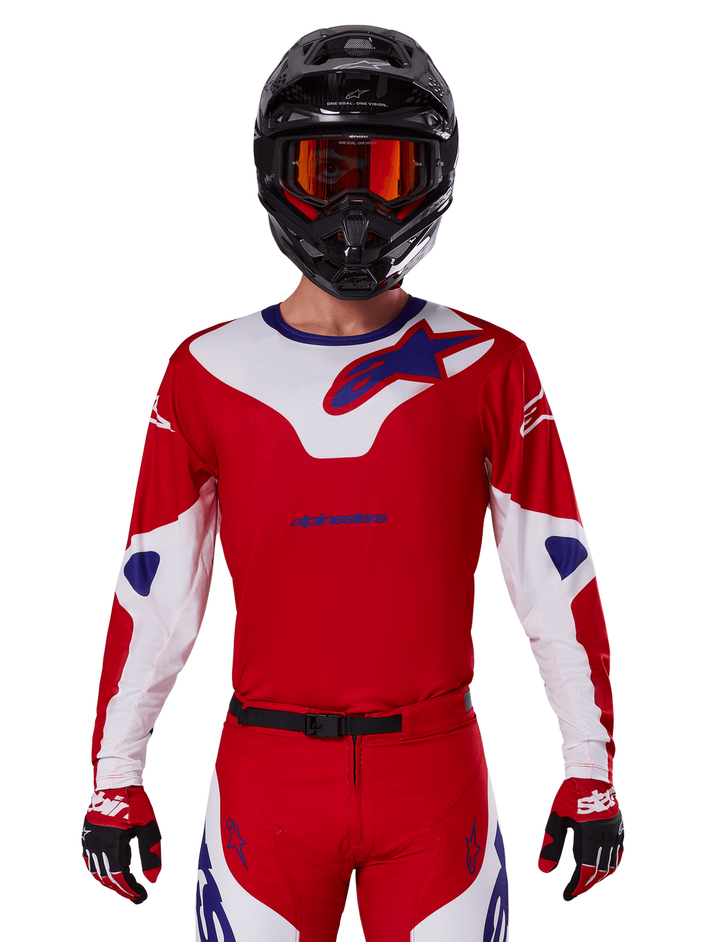Alpinestars 2025 Racer Veil Jersey, motocross raceshirt, rood, wit en blauw, lange mouwen, gedragen met zwarte helm en oranje bril, bijpassende rode handschoenen en broek, gestroomlijnd ontwerp voor off-road prestaties