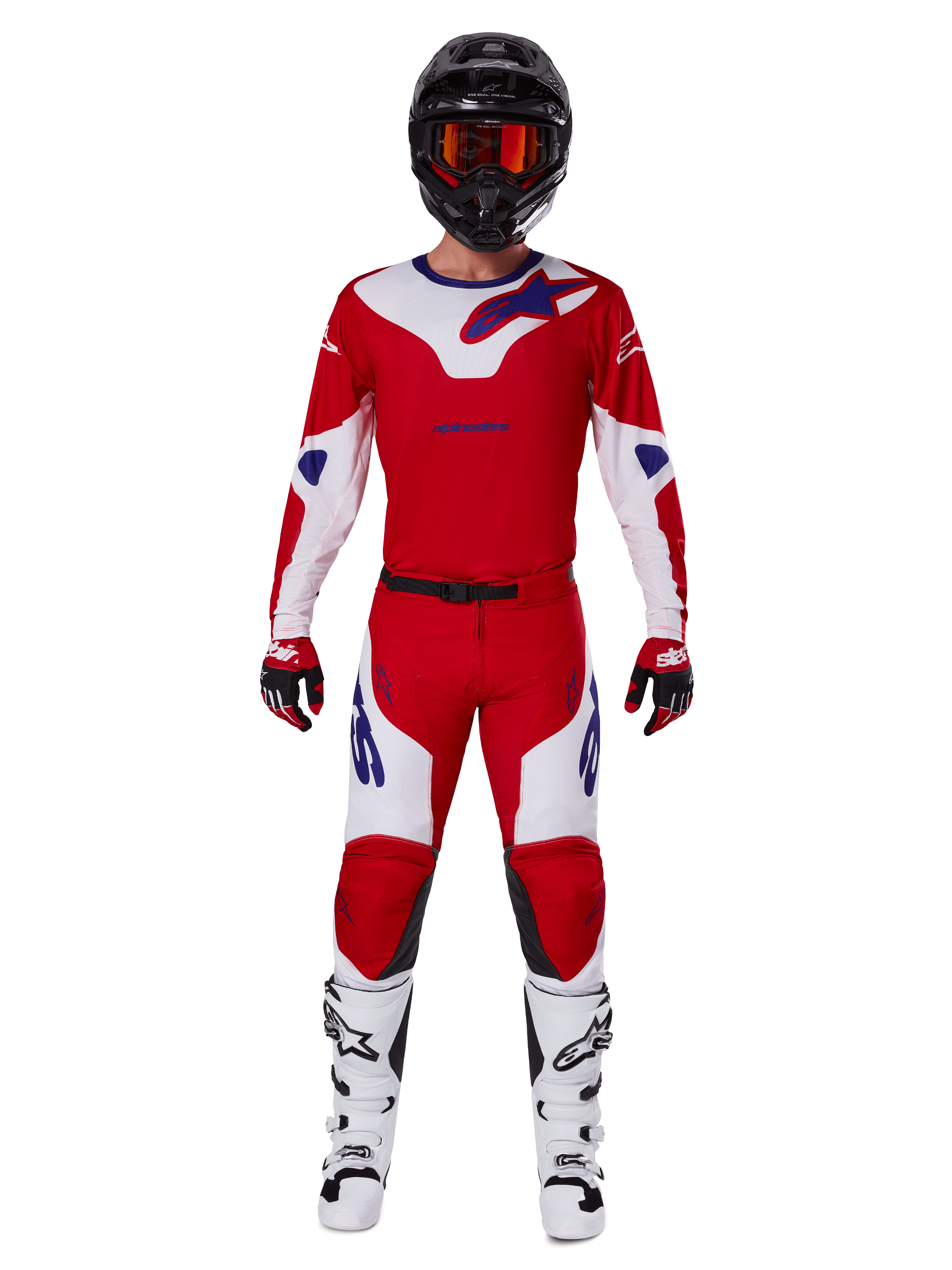 Motorcrossrijder in de Alpinestars 2025 Racer Veil Gear Set, felrood en wit jersey en broek met blauwe accenten, zwarte helm met rode bril, witte laarzen en rood-zwarte handschoenen, gecoördineerde outfit voor off-road racen