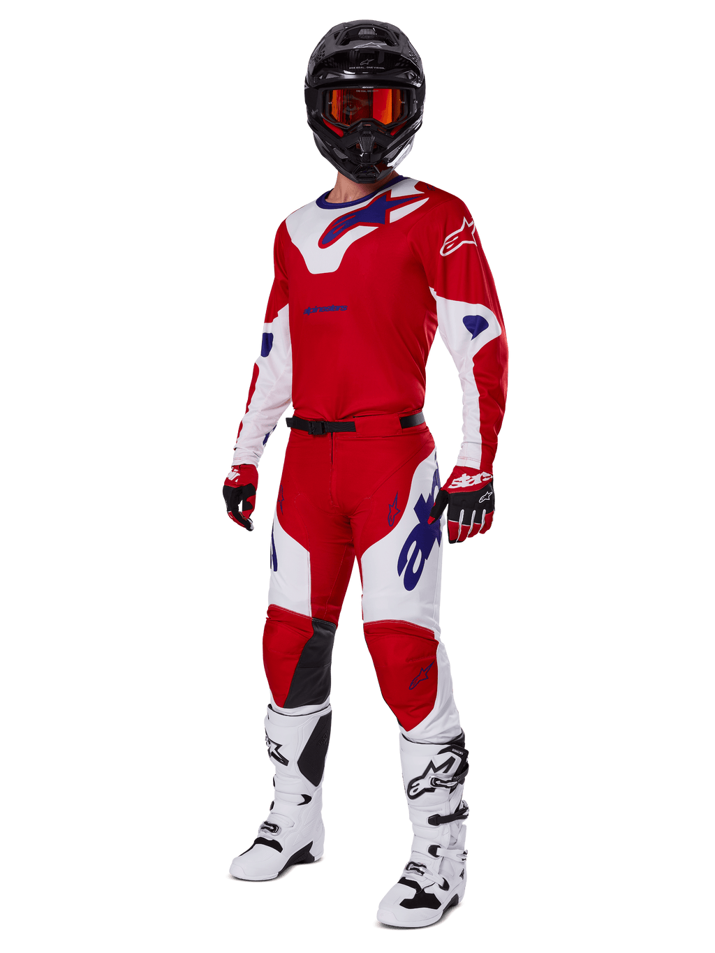 Alpinestars 2025 Racer Veil Gear Set, motorcross-racekleding, helderrood en wit met blauwe logo-accenten, gedragen met een zwarte helm, rode handschoenen en witte laarzen, volledige beschermende uitrusting voor off-road prestaties