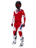 Alpinestars 2025 Racer Veil Gear Set, motorcross-racekleding, helderrood en wit met blauwe logo-accenten, gedragen met een zwarte helm, rode handschoenen en witte laarzen, volledige beschermende uitrusting voor off-road prestaties