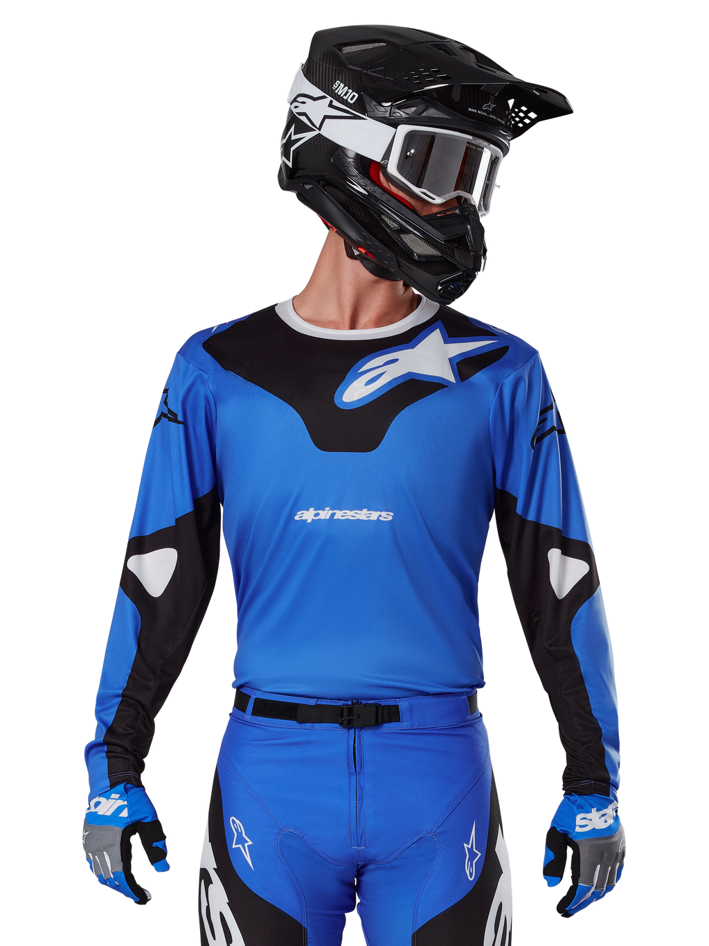 Alpinestars 2025 Racer Veil Jersey, motorcross jersey, blauw en zwart, gedragen met bijpassende motorcrossuitrusting inclusief helm en handschoenen, sportief design met witte Alpinestars branding