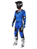 Alpinestars 2025 Racer Veil Gear Set, blauwe en zwarte motorcross jersey en broek, volledige MX-race-outfit met zwarte helm, witte crossbril en witte laarzen, technische off-road kleding
