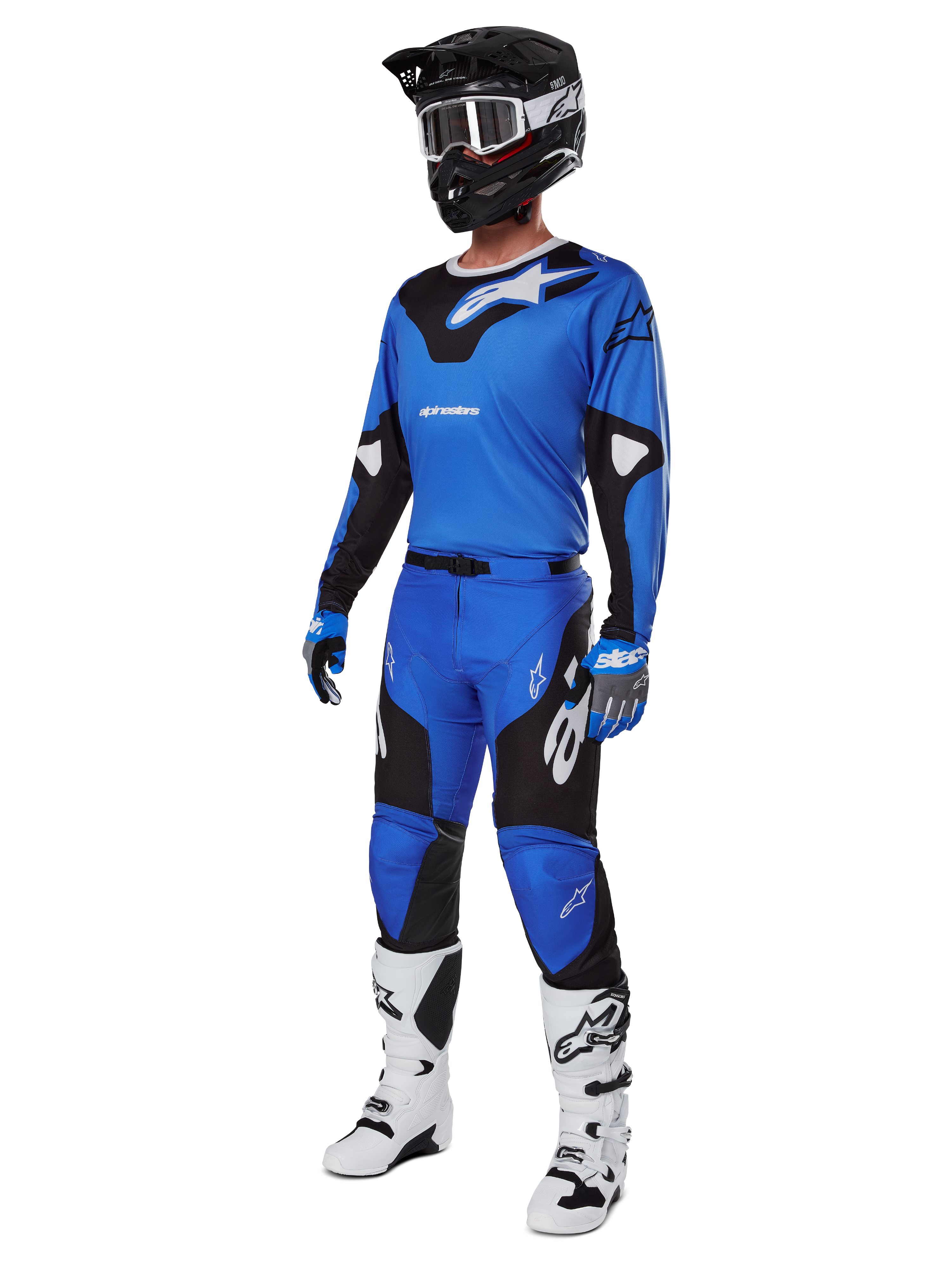 Alpinestars 2025 Racer Veil Gear Set, blauwe en zwarte motorcross jersey en broek, volledige MX-race-outfit met zwarte helm, witte crossbril en witte laarzen, technische off-road kleding