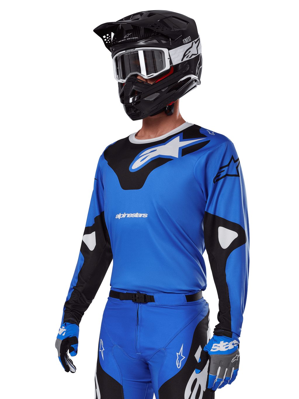 Alpinestars 2025 Racer Veil Gear Set, blauwe motorcross jersey met zwart-witte graphics, gedragen met bijpassende broek, zwarte helm, witte crossbril en blauwe handschoenen, technische kleding voor off-road racen