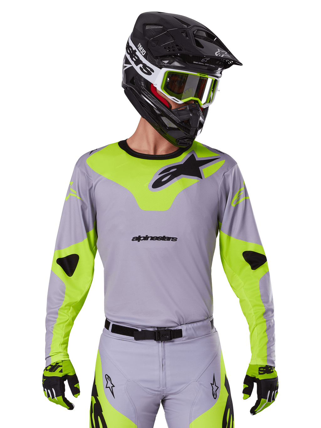 Alpinestars 2025 Racer Veil Jersey, motorcross shirt met lange mouwen, grijs en neongeel met zwarte Alpinestars-logo's, getoond als onderdeel van een complete race-uitrusting met bijpassende broek, zwarte helm en handschoenen