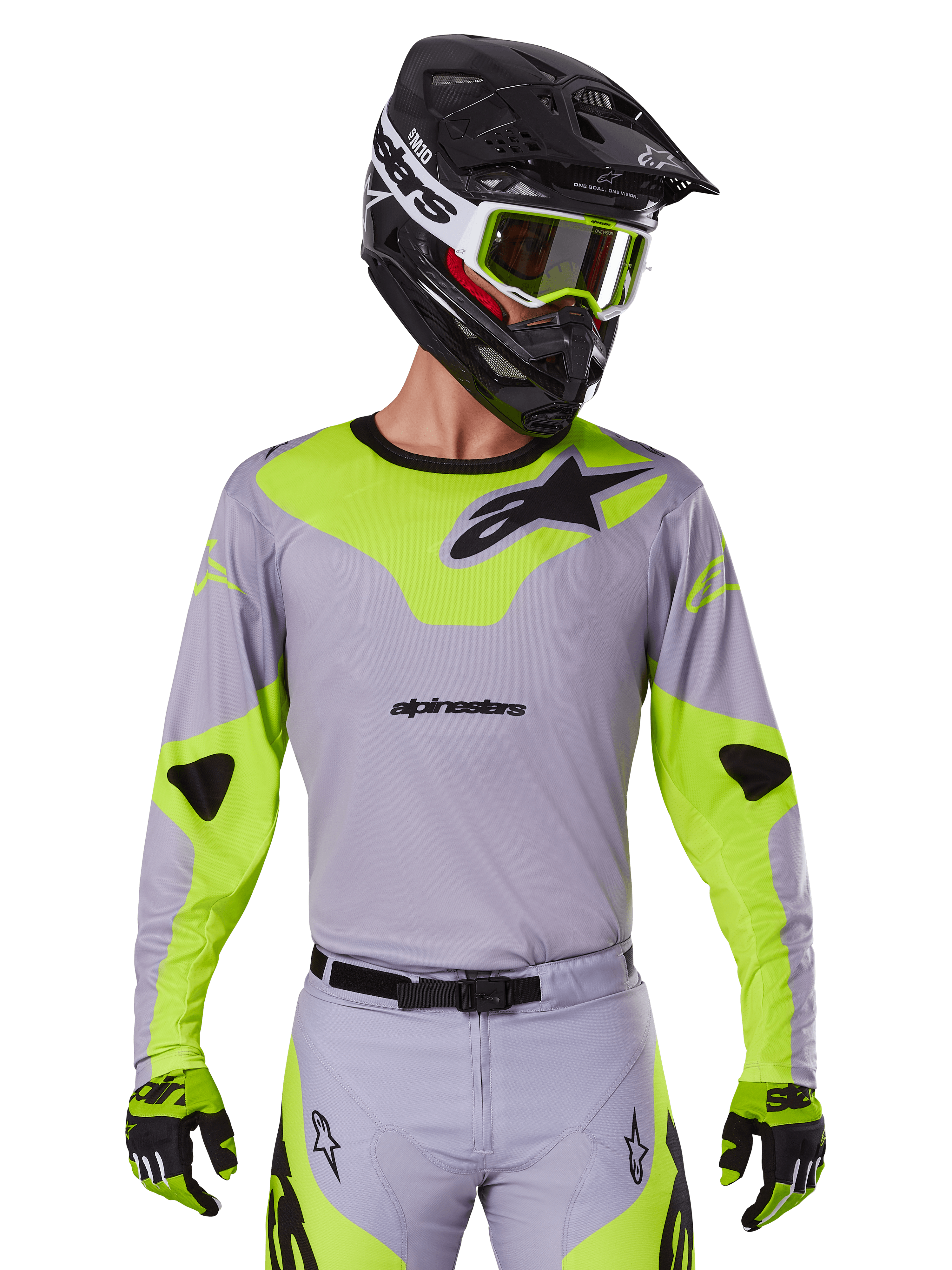 Alpinestars 2025 Racer Veil Jersey, motorcross shirt met lange mouwen, grijs en neongeel met zwarte Alpinestars-logo's, getoond als onderdeel van een complete race-uitrusting met bijpassende broek, zwarte helm en handschoenen