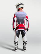 Alpinestars Techstar Maven motocrosspak, herenjersey en broek in rood en wit, atletische pasvorm, achteraanzicht.