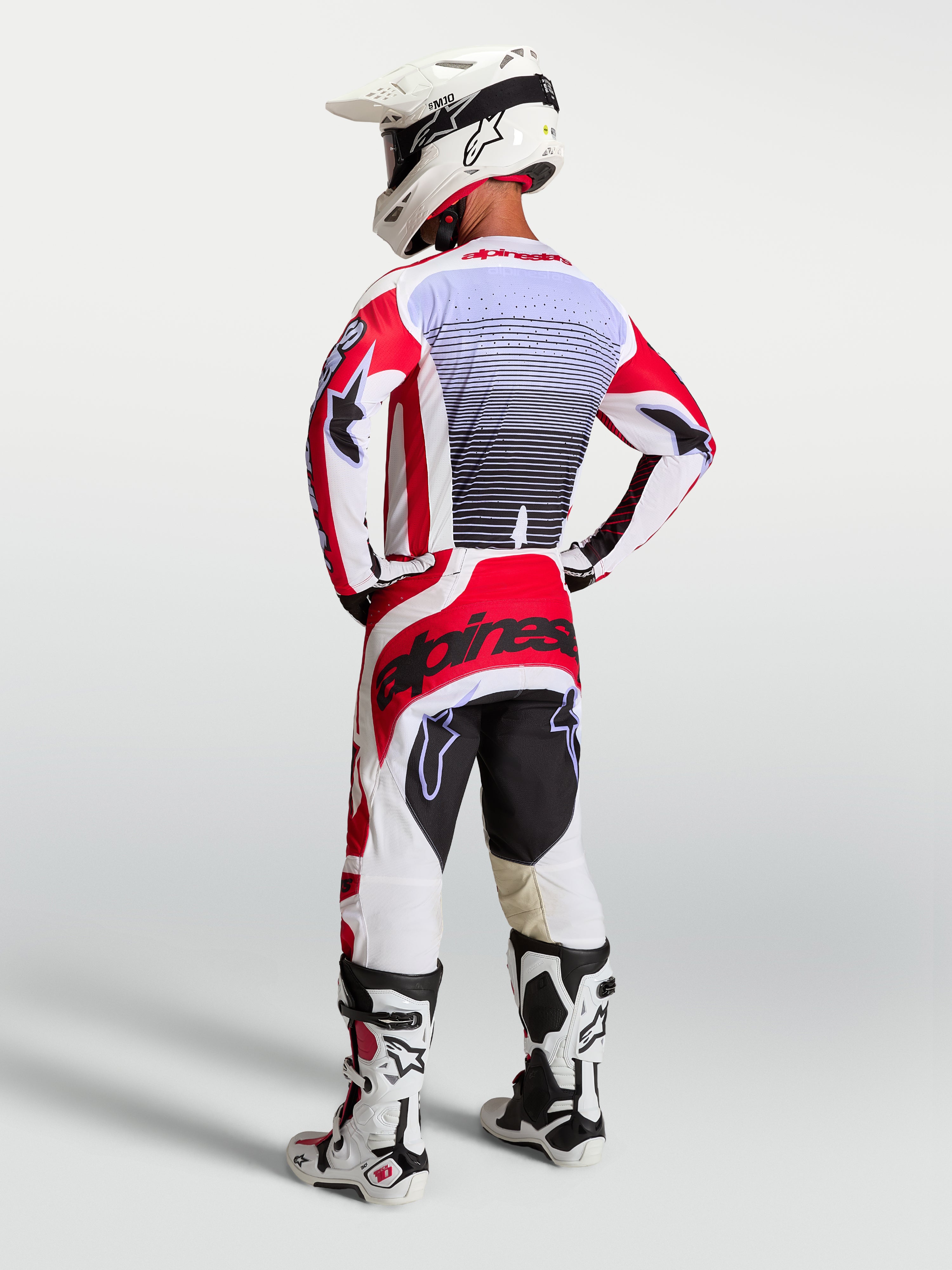 Alpinestars Techstar Maven Jersey, heren motorcrossgear, rood-wit, achteraanzicht, atletische pasvorm en lavendel accenten.