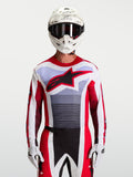 Alpinestars Techstar Maven jersey, heren-motocross-racejersey, rood en wit, atletische pasvorm, gedragen door model.