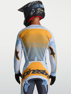 Alpinestars Techstar Maven jersey, heren-motorcrossjersey, blauw en oranje, achteraanzicht met lasergesneden ventilatie.