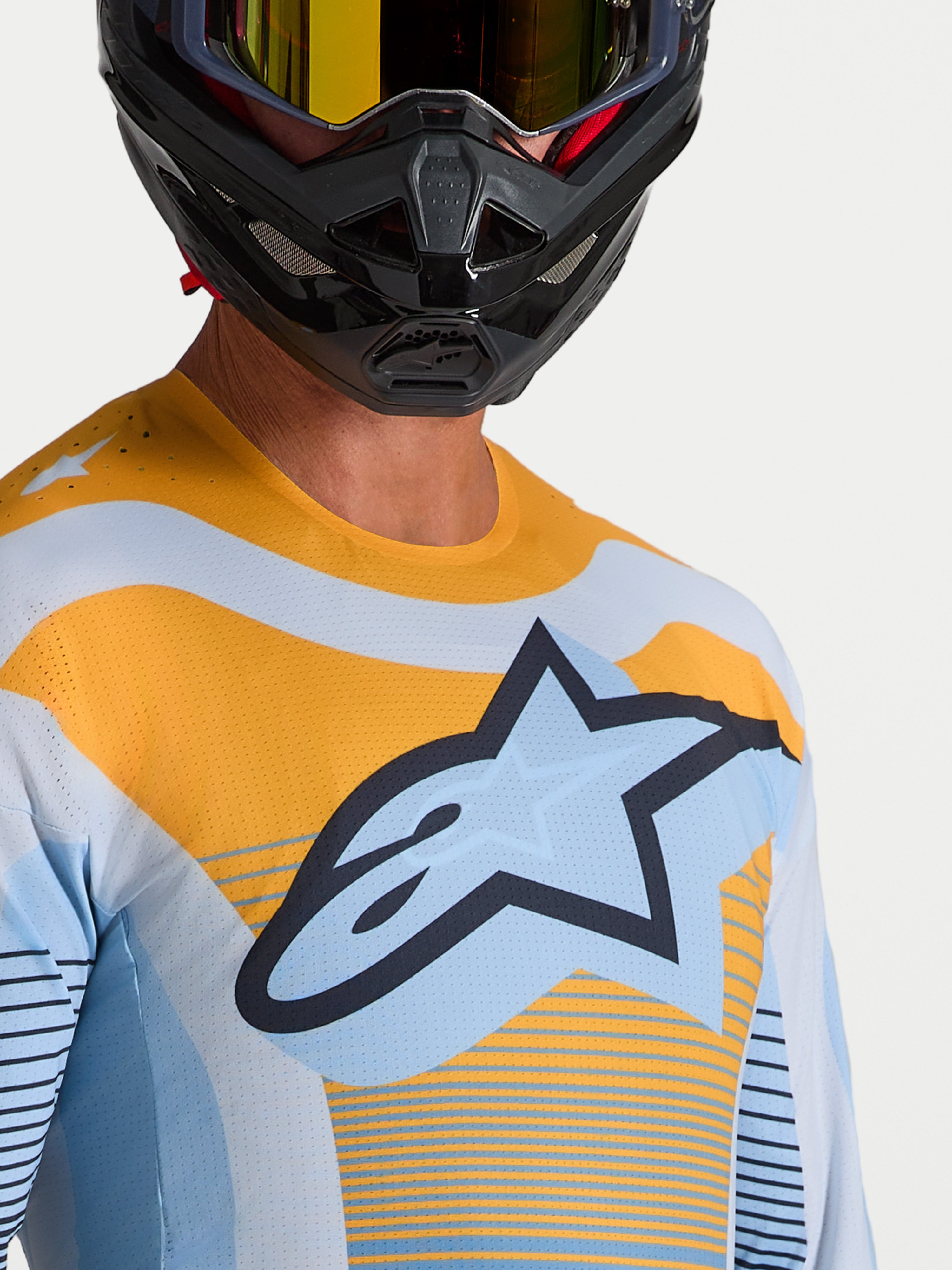 Alpinestars Techstar Maven jersey, blauw en oranje motocrossjersey met lasergesneden ventilatie en atletische pasvorm op een rijder.