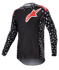 Alpinestars 2023 Supertech North Jersey, motocross shirt, zwart en neonrood, lange mouwen met wit spikkelpatroon, rood-witte sterlogo's op borst en schouders, lichtgewicht performance mesh met atletische race-pasvorm