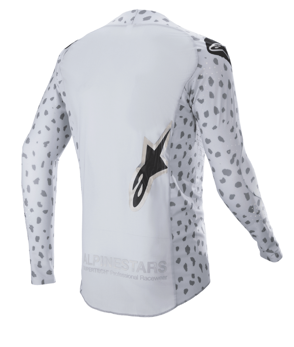 Alpinestars 2023 Supertech North Jersey, motocross jersey, Haze Gray en zwart, achteraanzicht met een abstract gevlekt patroon op de mouwen en zijkanten, groot sterlogo, verlengd rugpand en ademende performance-constructie