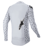 Alpinestars 2023 Supertech North Jersey, motocross jersey, Haze Gray en zwart, achteraanzicht met een abstract gevlekt patroon op de mouwen en zijkanten, groot sterlogo, verlengd rugpand en ademende performance-constructie