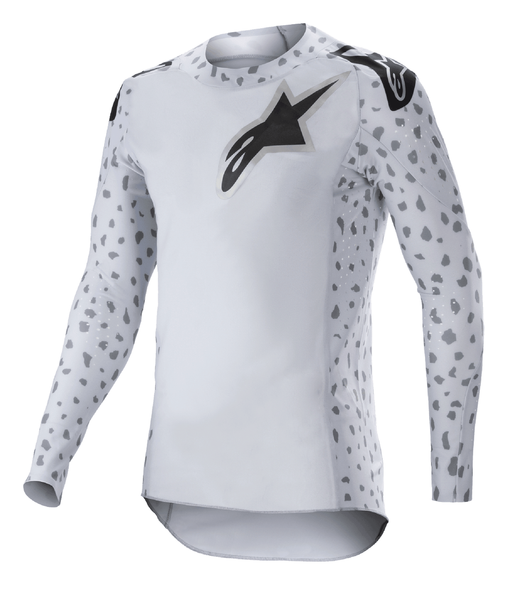 Alpinestars 2023 Supertech North Jersey, motorcross shirt, Haze Gray en zwart, wit shirt met lange mouwen met grijs gevlekt patroon op de mouwen en zijkanten, zwart sterlogo op de borst en schouders, performance stretch mesh met een gebogen zoom
