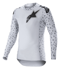Alpinestars 2023 Supertech North Jersey, motorcross shirt, Haze Gray en zwart, wit shirt met lange mouwen met grijs gevlekt patroon op de mouwen en zijkanten, zwart sterlogo op de borst en schouders, performance stretch mesh met een gebogen zoom