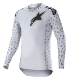Alpinestars 2023 Supertech North Jersey, motorcross shirt, Haze Gray en zwart, wit shirt met lange mouwen met grijs gevlekt patroon op de mouwen en zijkanten, zwart sterlogo op de borst en schouders, performance stretch mesh met een gebogen zoom