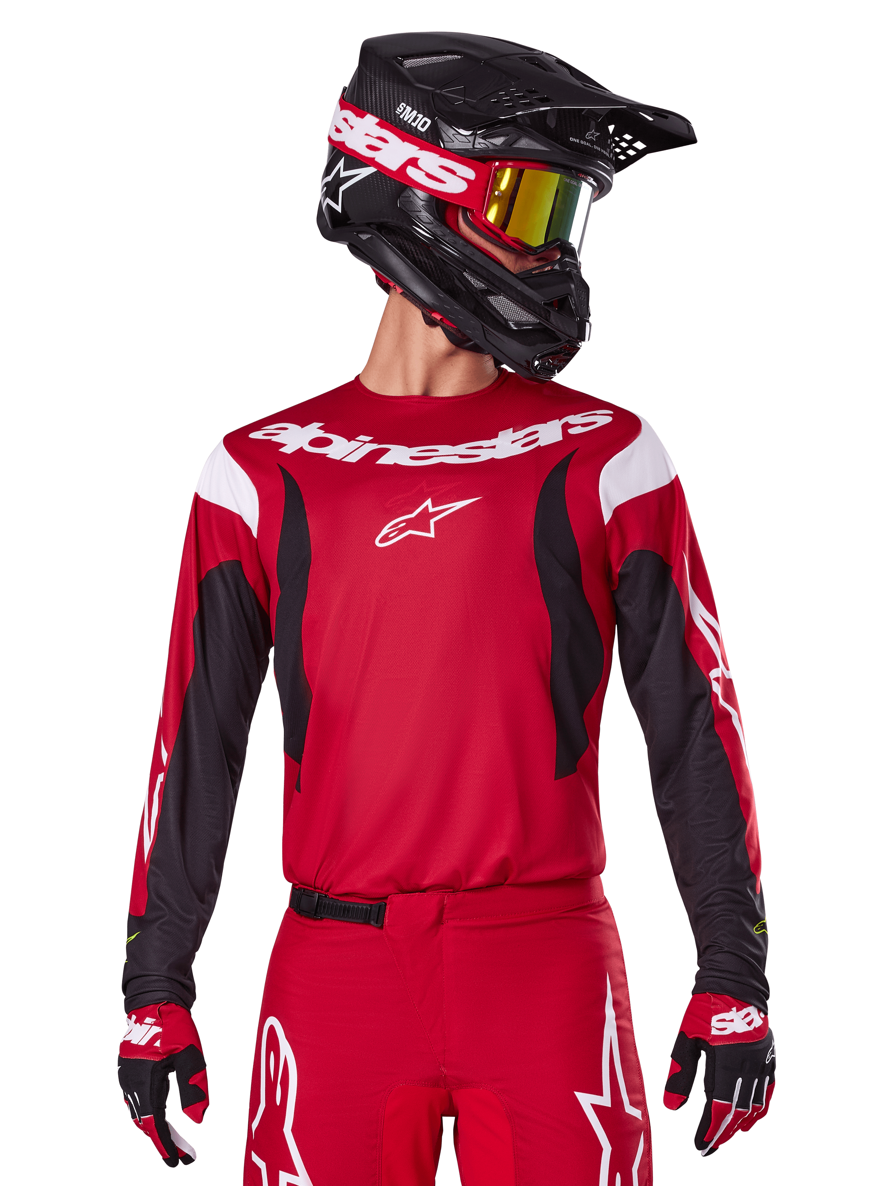 Alpinestars 2025 Fluid Haul Jersey, motorcross shirt, felrood en zwart, gedragen als onderdeel van een volledige set met bijpassende broek en handschoenen, zwarte helm met crossbril met gele lens, witte merklogo's, hoogwaardige off-road racekleding