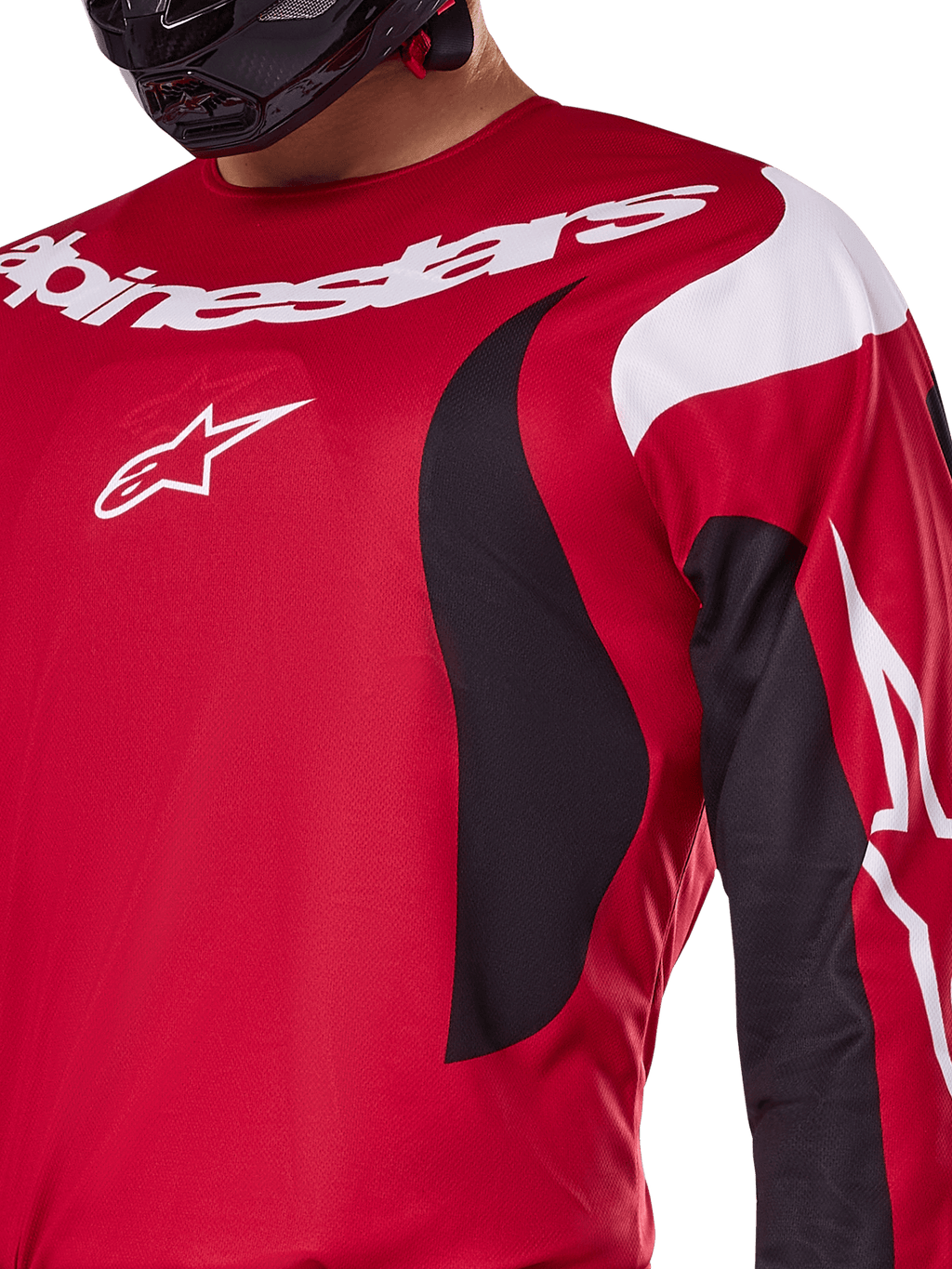 Alpinestars 2025 Fluid Haul Jersey, helder rood en zwart, close-up van de borst en arm met witte Alpinestars-branding en logo, atletisch ergonomisch ontwerp met zwarte en witte golvende accenten voor motorcross-prestaties.