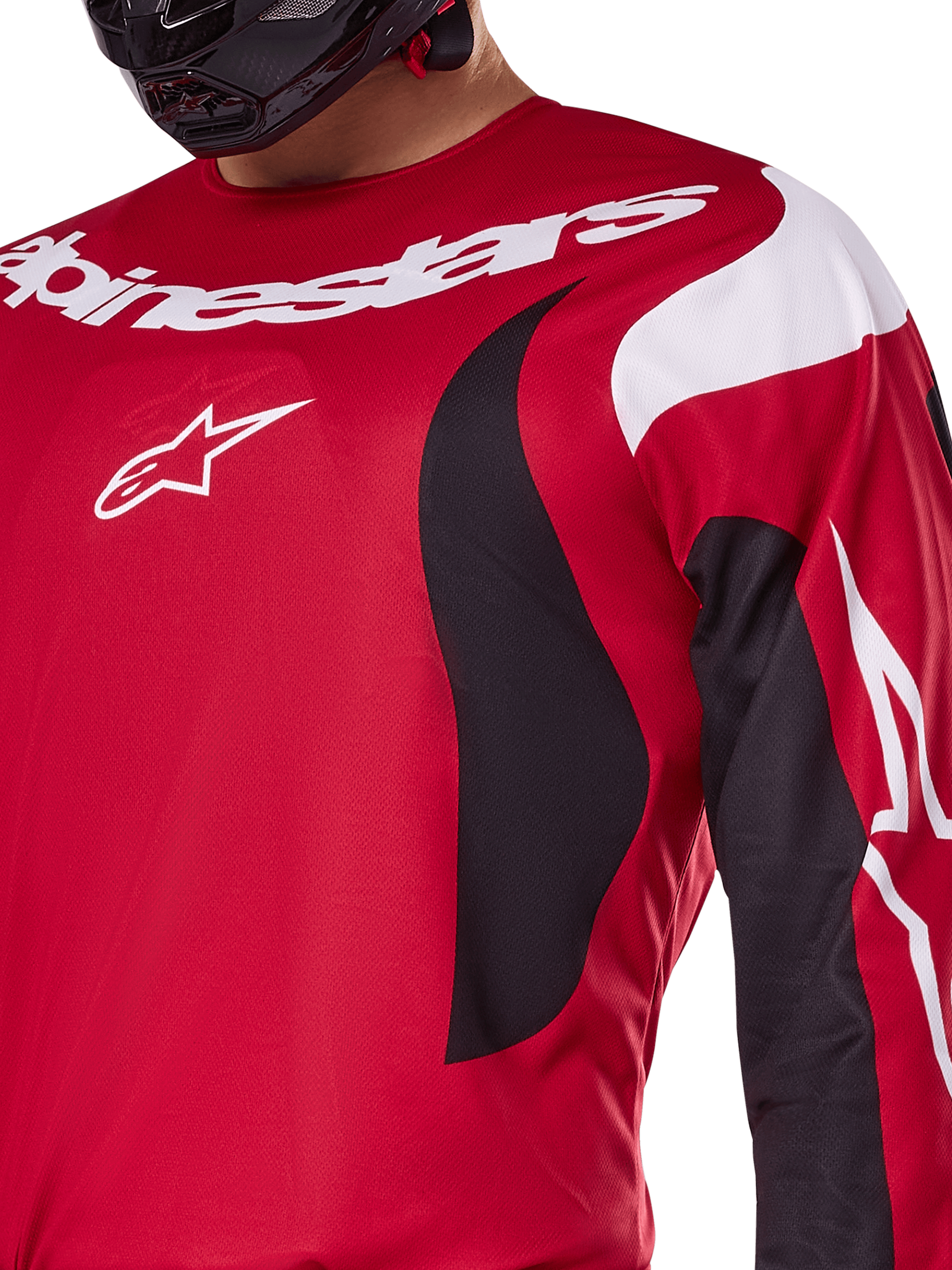 Alpinestars 2025 Fluid Haul Jersey, helder rood en zwart, close-up van de borst en arm met witte Alpinestars-branding en logo, atletisch ergonomisch ontwerp met zwarte en witte golvende accenten voor motorcross-prestaties.