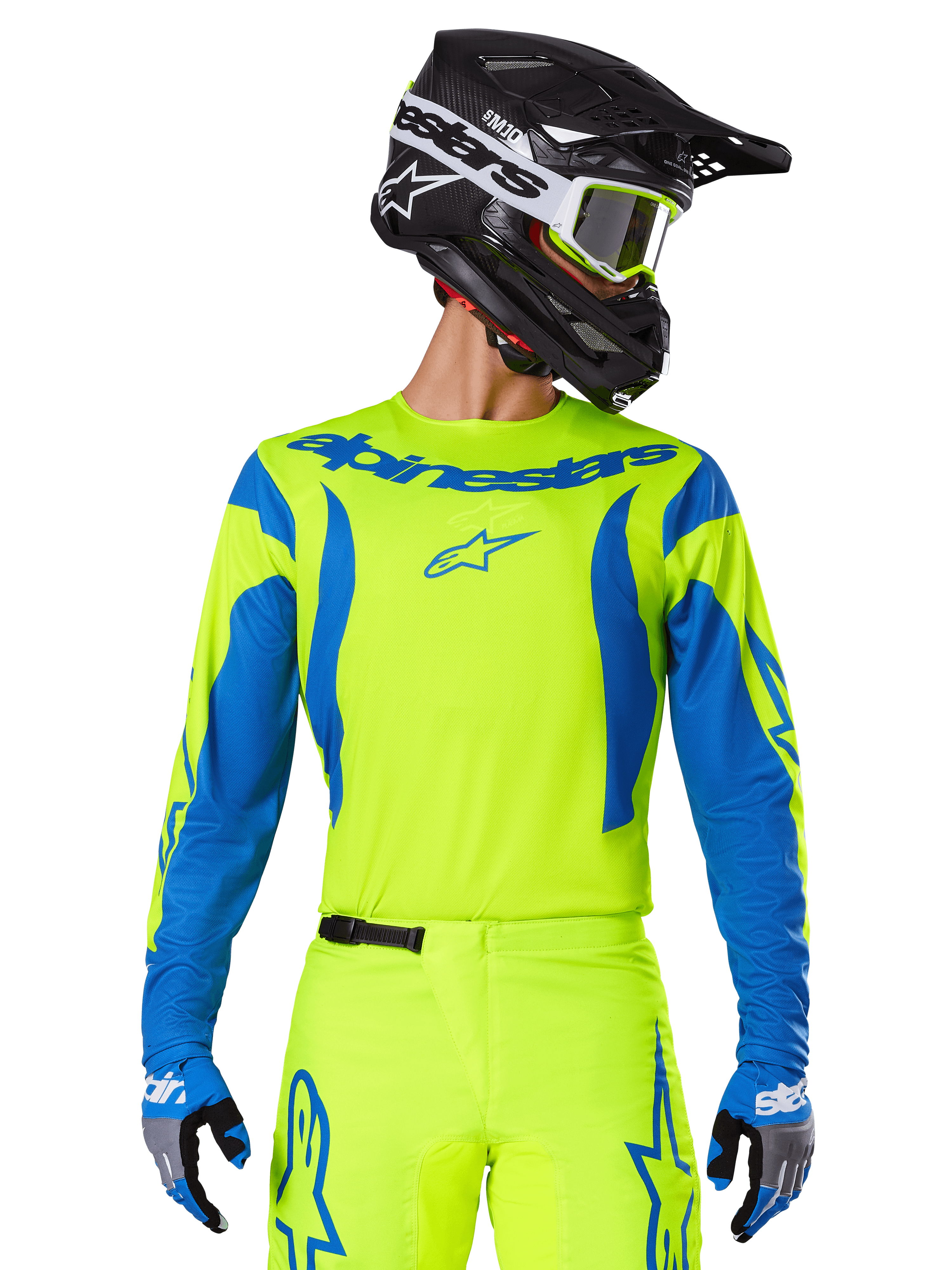 Alpinestars 2025 Fluid Haul Jersey, motorcross shirt, neongeel en blauw, met blauwe Alpinestars-branding op de borst, gedragen met bijpassende uitrusting waaronder een zwarte helm en blauwe handschoenen, atletische pasvorm voor off-road rijden