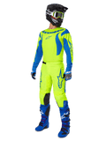 Alpinestars 2025 Fluid Haul motorcrossset, volledige motorcrossuitrusting met neongeel en blauw shirt en broek, zwarte helm, blauwe handschoenen en blauwe off-road laarzen, opvallende gecoördineerde outfit voor motorcross en enduro.